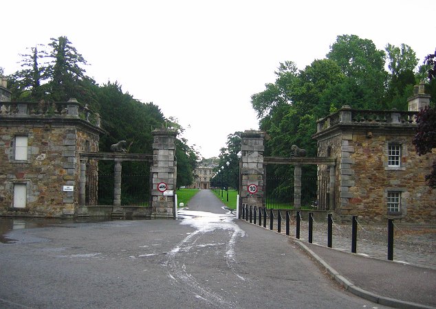 File:Gates of Newbattle Abbey.jpg
